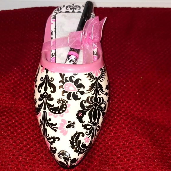 Soul mates Pink & Black paisley design it hold Pad and pen New. Porcelain shoe - Picture 1 of 4